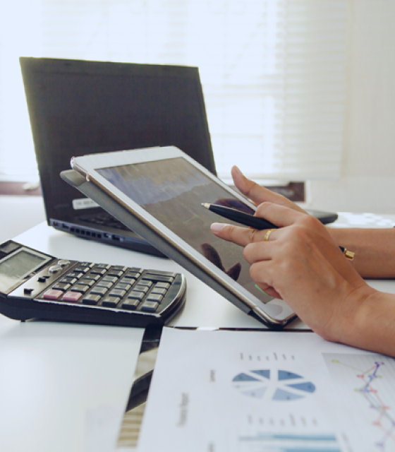 Educational vs Promotional Content- Striking the Right Balance in Financial Marketing